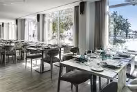 Joanne-M950UU-Scene-1